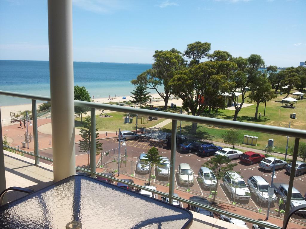 Boardwalk By The Beach Rockingham Bagian luar foto